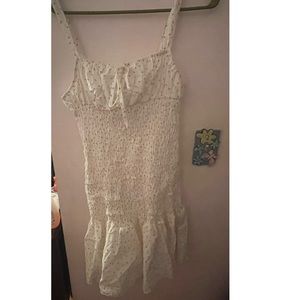 Very cute summer dress! Brand is Cider, size Small. Very stretchy can fit Medium